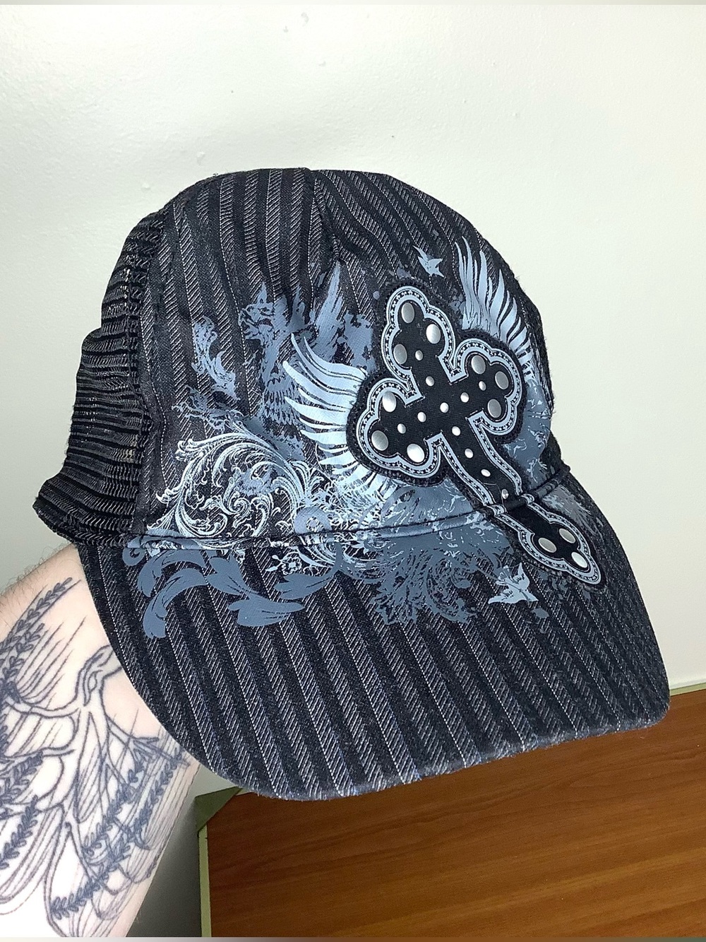 < Y2K Grunge Rhinestone Studded Cross Pinstripe Pattern Trucker Hat >